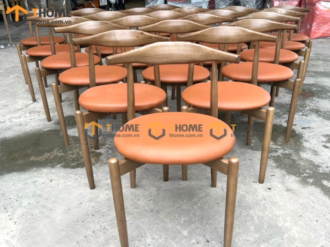 Ghế ăn gỗ sồi tự nhiên mặt nệm đầu bò Bull chân chéo GHEMN-07SN