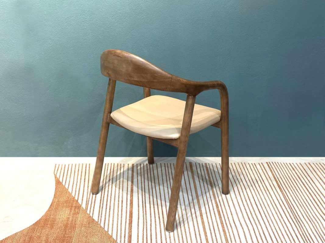 Ghế ăn gỗ sồi tự nhiên mặt nệm Neva có tay GHEMN-10SN
