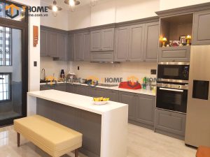 2/ Tủ bếp gỗ công nghiệp cũng thường được nhiều gia đình chọn lựa bởi sự đa dạng về mẫu mã, màu sắc, bạn có thể chọn lựa chất liệu bề mặt gỗ melamin, acrylic hay bề mặt sơn theo yêu cầu