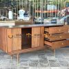 Tủ chén gỗ sồi tự nhiên 2 cánh lan sọc Mango màu óc chó TC1T-02SN
