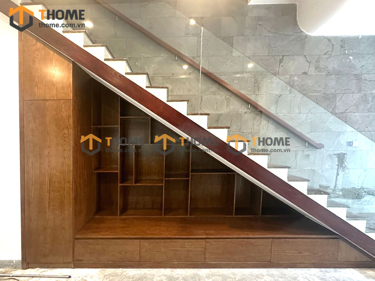 Tủ dưới chân cầu thang gỗ sồi tự nhiên nhà Anh Xù Nguyễn Thái Bình TCT-03SN