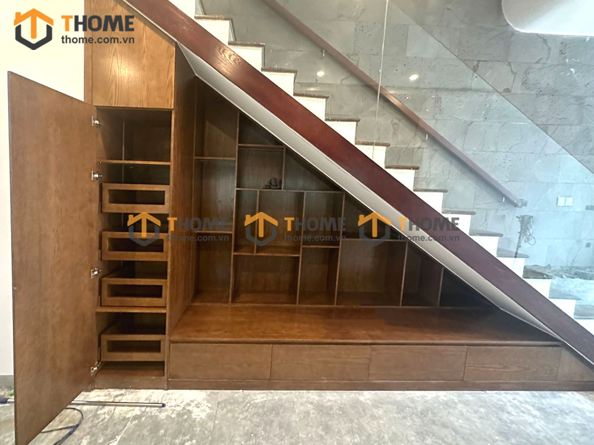 Tủ dưới chân cầu thang gỗ sồi tự nhiên nhà Anh Xù Nguyễn Thái Bình TCT-03SN