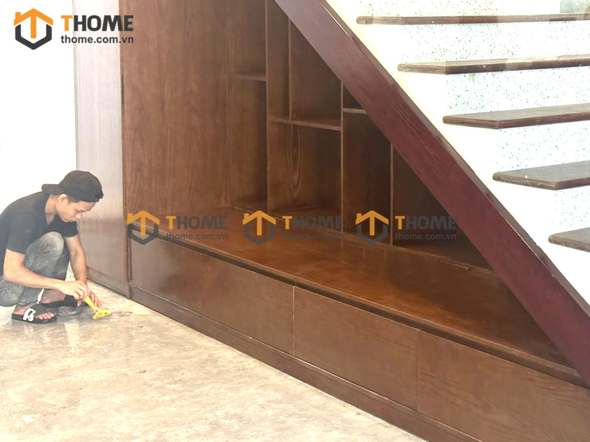Tủ dưới chân cầu thang gỗ sồi tự nhiên nhà Anh Xù Nguyễn Thái Bình TCT-03SN