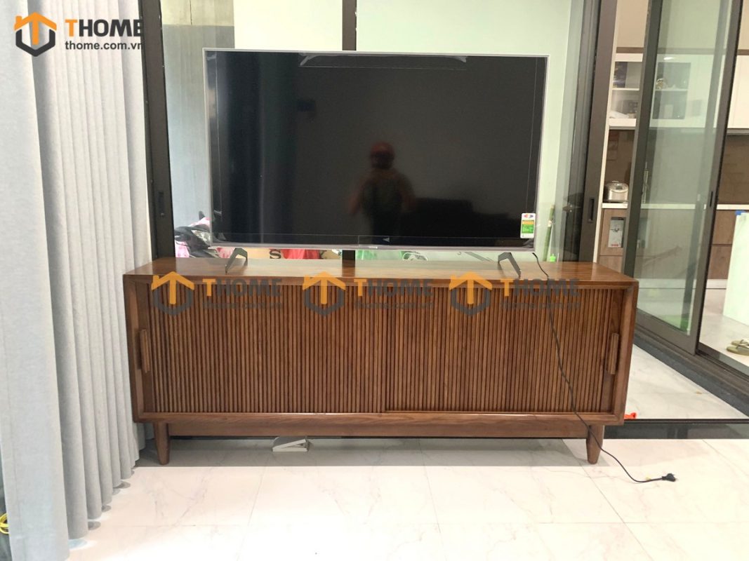 Tủ tivi gỗ sồi tự nhiên Momo 2 cánh trượt màu óc chó TTV-08SN