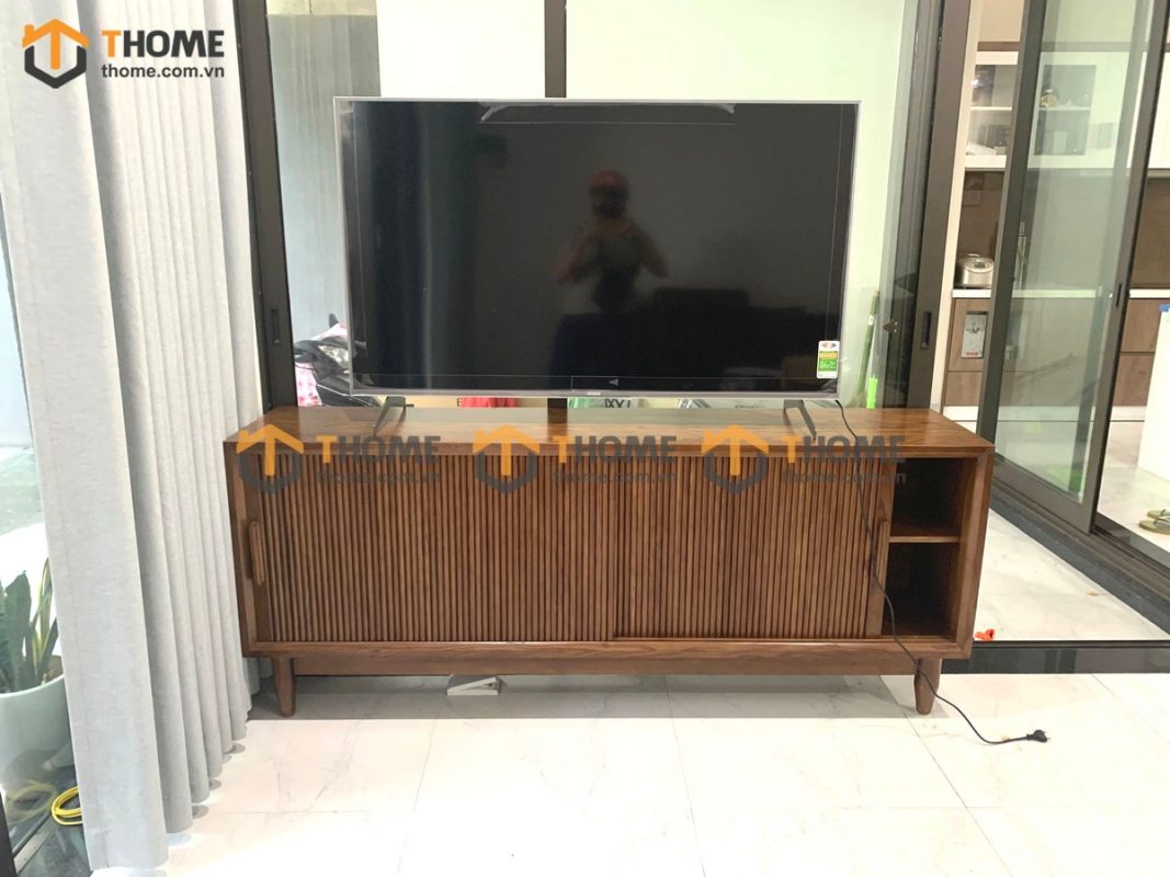Tủ tivi gỗ sồi tự nhiên Momo 2 cánh trượt màu óc chó TTV-08SN