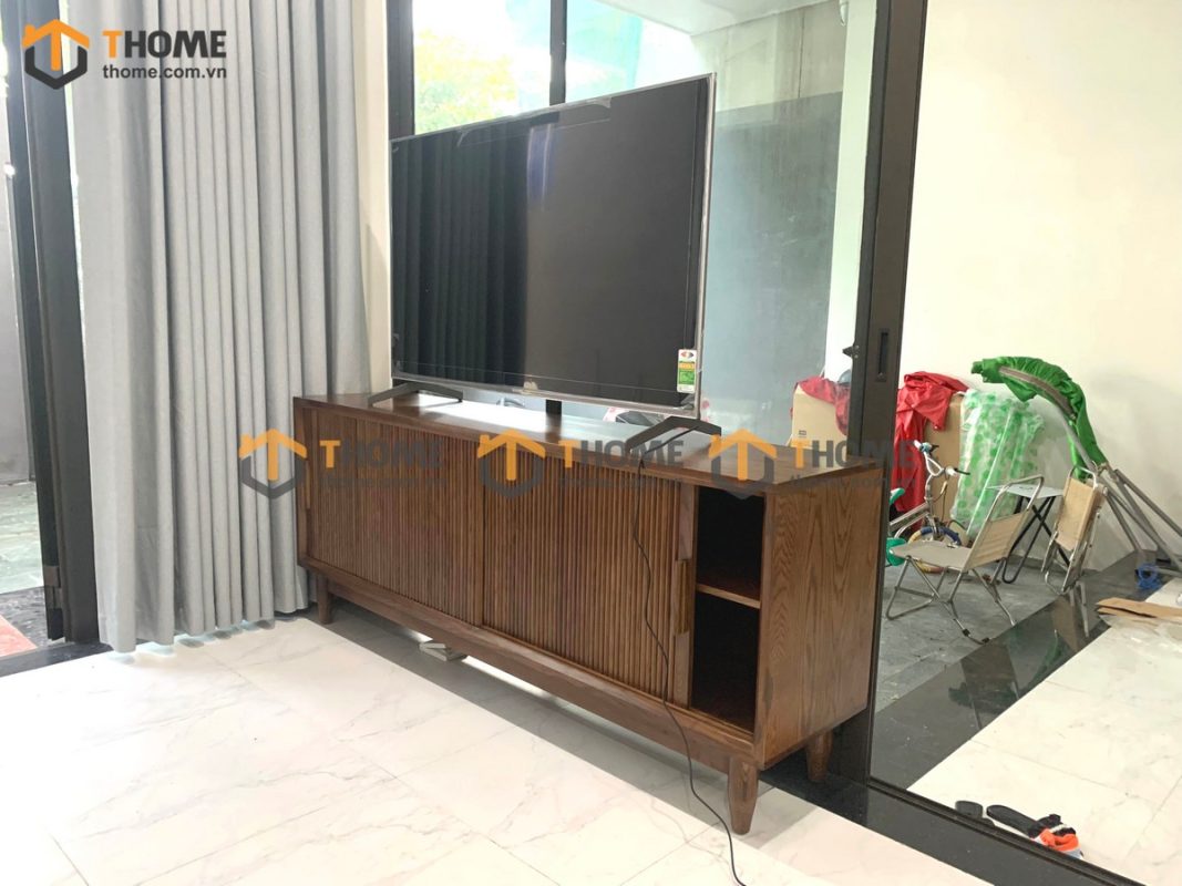 Tủ tivi gỗ sồi tự nhiên Momo 2 cánh trượt màu óc chó TTV-08SN