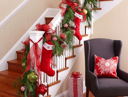 Mẹo hay trang trí cầu thang noel ai cũng có thể làm được