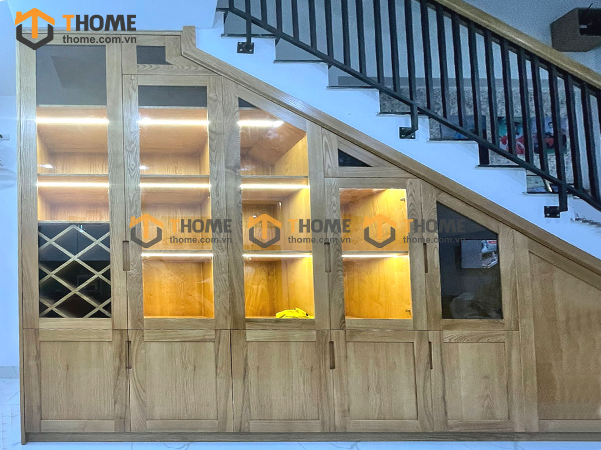 Tủ dưới chân cầu thang gỗ sồi tự nhiên nhà anh Thiết Phú Xuân 8 TCT-04SN