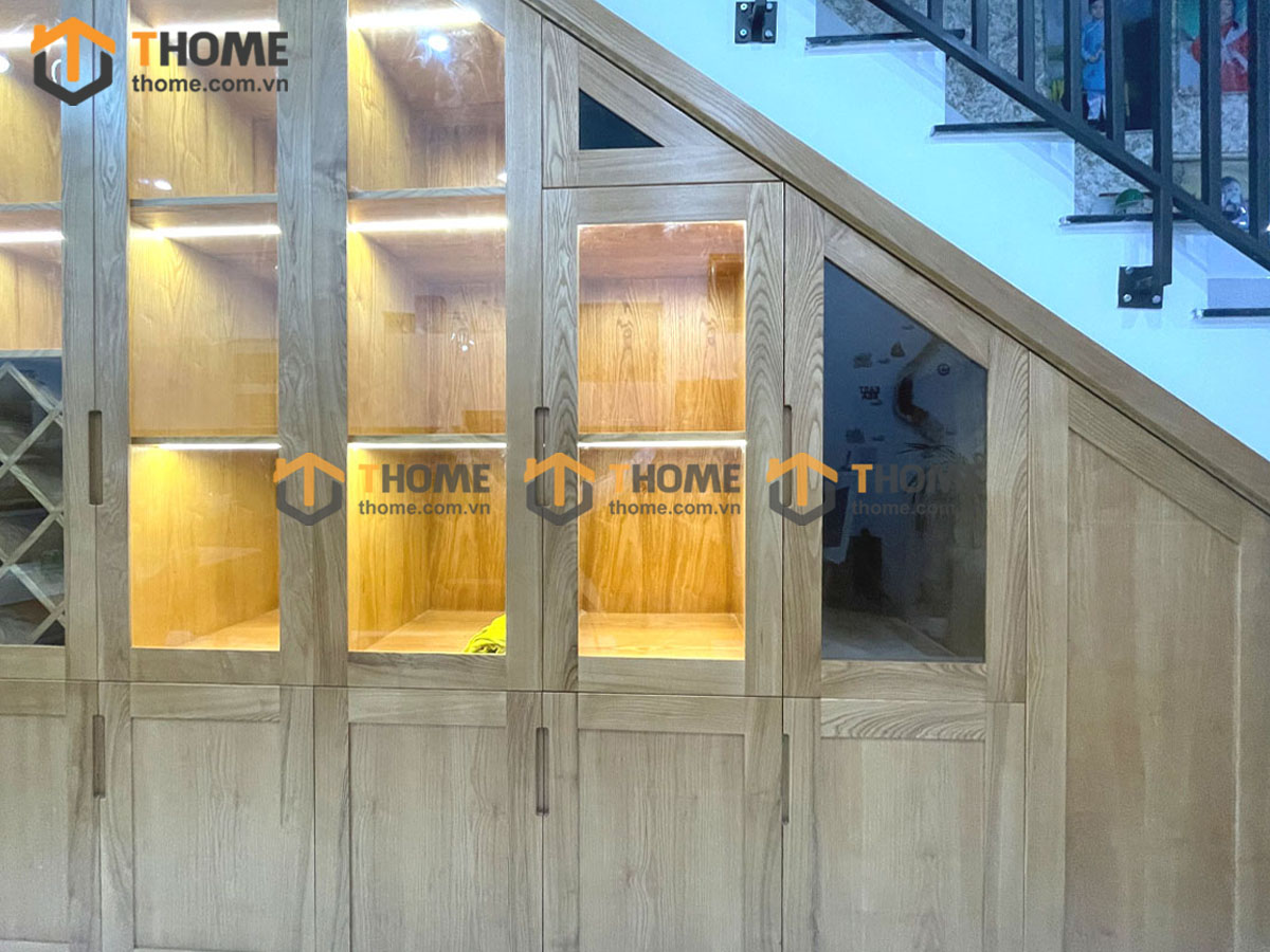 Tủ dưới chân cầu thang gỗ sồi tự nhiên nhà anh Thiết Phú Xuân 8 TCT-04SN