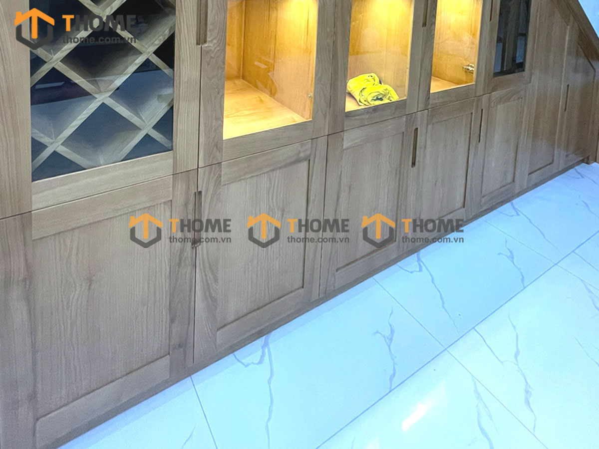 Tủ dưới chân cầu thang gỗ sồi tự nhiên nhà anh Thiết Phú Xuân 8 TCT-04SN