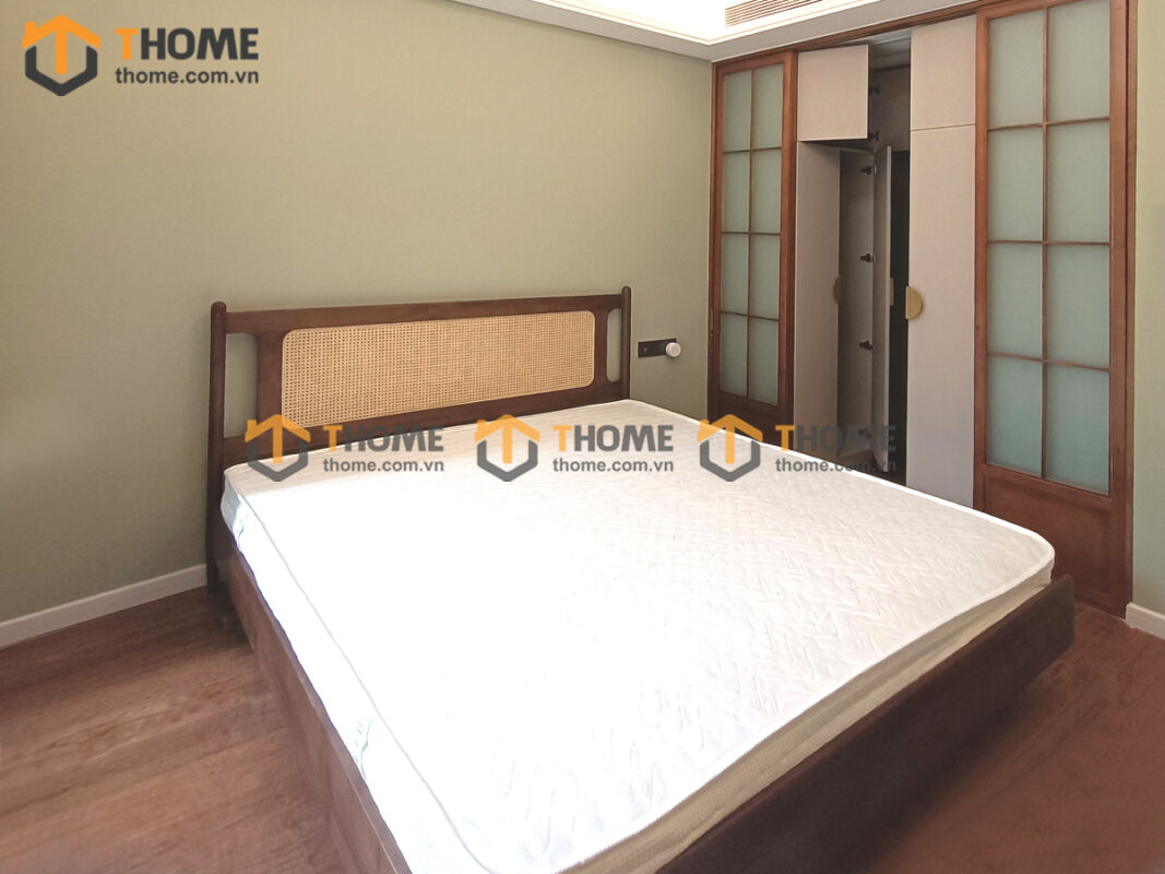 Giường ngủ gỗ sồi tự nhiên Rew đầu mây màu óc chó GN-19SN