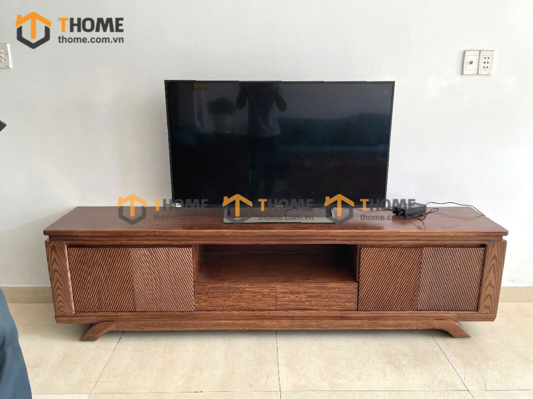 Tủ Tivi Gỗ Sồi Tự Nhiên 4 Cánh Sọc Xéo Chân Xoắn TTV-28SN