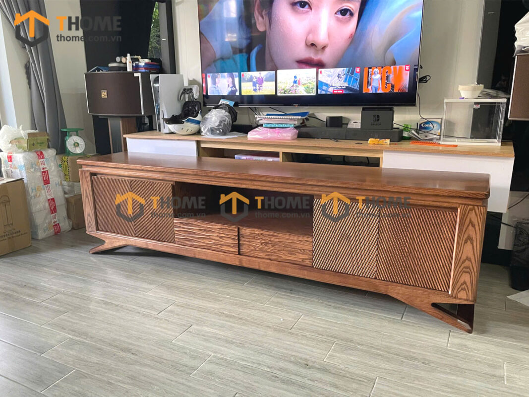 Tủ Tivi Gỗ Sồi Tự Nhiên 4 Cánh Sọc Xéo Chân Xoắn TTV-28SN