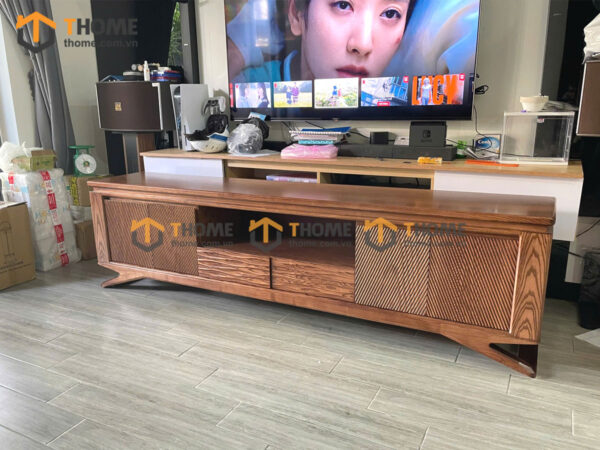 Tủ Tivi Gỗ Sồi Tự Nhiên 4 Cánh Sọc Xéo Chân Xoắn TTV-28SN