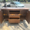 Tủ Trang Trí Gỗ Sồi Tự Nhiên Chân Quỳ TNK-06SN