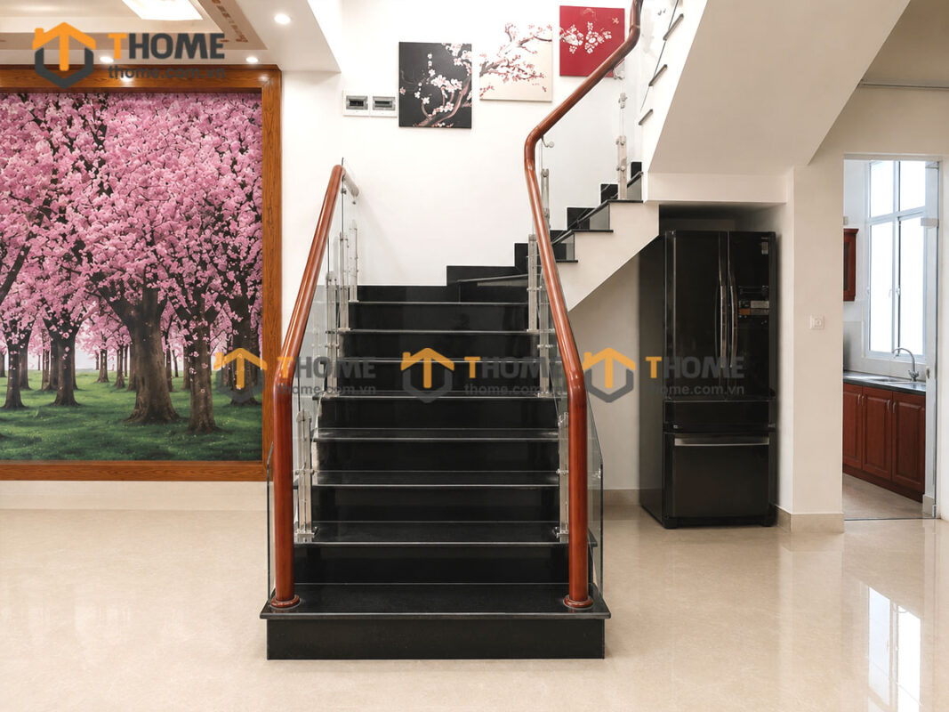 Tay Vịn Gỗ Sồi Hình Tròn Khung Kính Bậc Cầu Thang Đá Tự Nhiên TAYVIN-04SN
