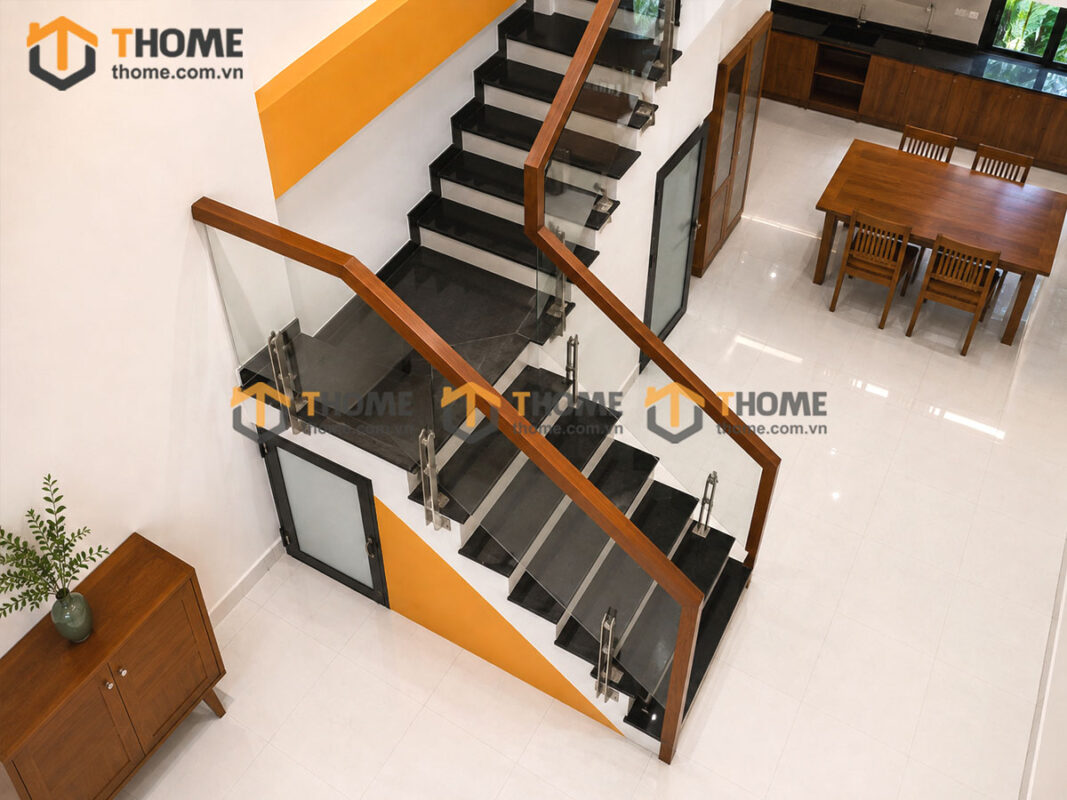Tay Vịn Gỗ Sồi Hình Vuông Khung Kính Bậc Cầu Thang Đá Tự Nhiên TAYVIN-01SN